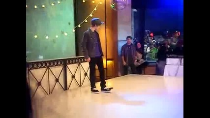 Джъстин Бийбър трик с микрофон