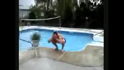 Момче прави скок от басейн ! 