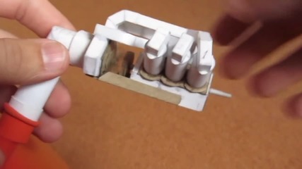 Малък V 6 двигател от хартия работещ със сгъстен въздух