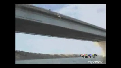 Откачено момиче скача от ръба на мост (реално видео) 