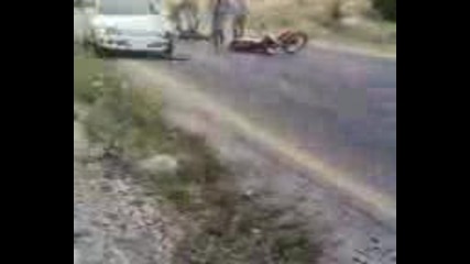 Арабин С Мотоциклет Се Удря В Автомобил