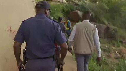Автобус падна от мост в ЮАР, 45 души загинаха, оцеля само 8-годишно момче (ВИДЕО+СНИМКИ)