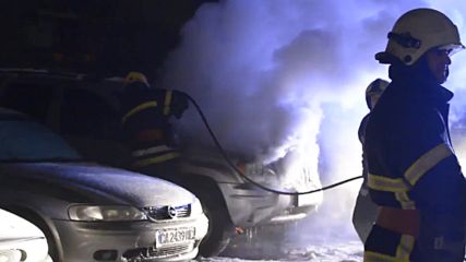 Кола горя през нощта в столичния квартал "Младост"