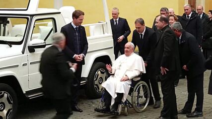 Еко папа: Франциск получи нов електрически автомобил (ВИДЕО)