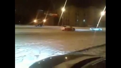 Impreza + Evolution се подиграват с полицейска кола - Дрифт на сняг !