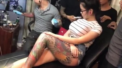 Ето как мацка с напомпани гърди изплаши татуист по време на работа