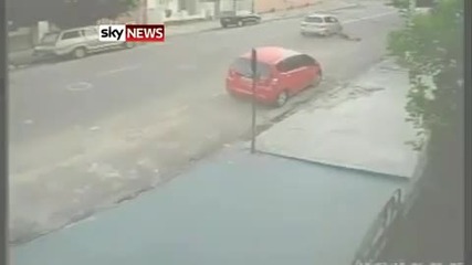 Много бърза кола удря жена!!!