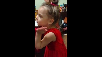 Децата танцуват - Vid_20241224_202248125.mp4