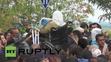Greece: Thousands still wait to cross border into Macedonia