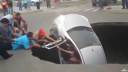 Спасяване на жена попаднала в огромна дупка с колата си