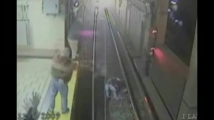 Пияна жена пада на релсите, влака спира на крачка от нея. 