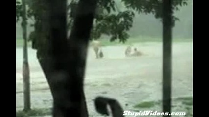 По улиците на Япония се е изляло много вода !!! (смешно падане) 