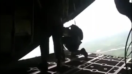 Инцидентно ,тъкмо навреме се отвори парашутът му!