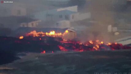 Вижте как сгради биват погълнати от пламъци след изригването на вулкан в Исландия (ВИДЕО)