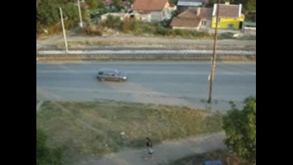 Моето Първо Видео! Кола Върви По Пътя