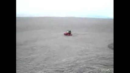 Езеро пълно с прах от вулкан