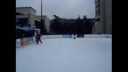 Чинги на ледената пързалка в Благоевград 