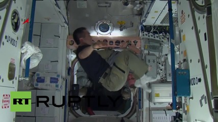 Космонавти ходят по въже и жонглират в нулева гравитация