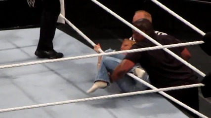 Wwe Raw Fen napada John Cena :d
