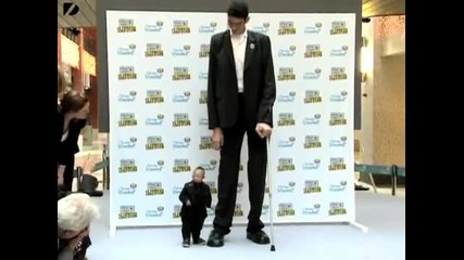 Най - високият мъж на земята се среща с най - ниският ! Изумително