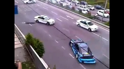Лудак с Nissan се гаври с полицията 