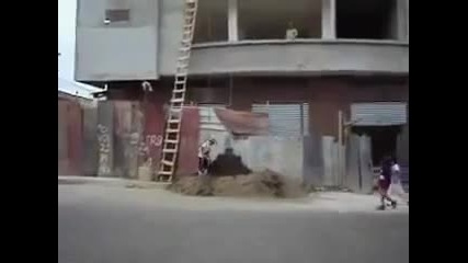В Пакистан строителите пренасят пясъка си по този начин...