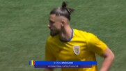 Отборите на Румъния и Украйна загряват преди началото на мача