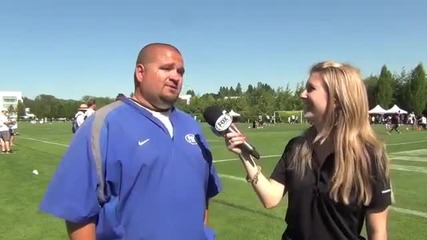 Играч по американски футбол помете репортерка по време на интервю
