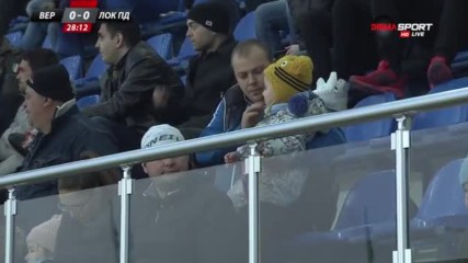 Класика по трибуните: Баща, детето му и... пакетче семки