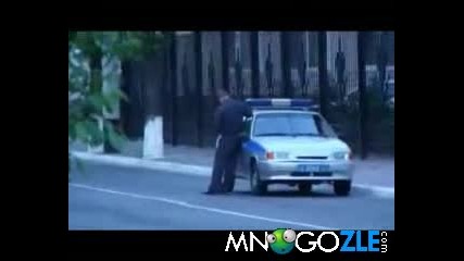 Пиян руски полицай