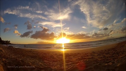 изгрев на Хавайският бряг.•красота и изящество в Time-lapse.