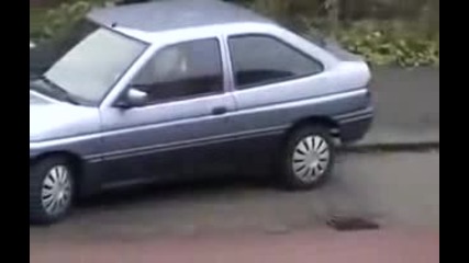 Блондинка паркира ford :o