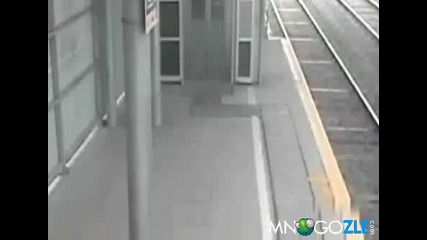 Идиот срещу влак