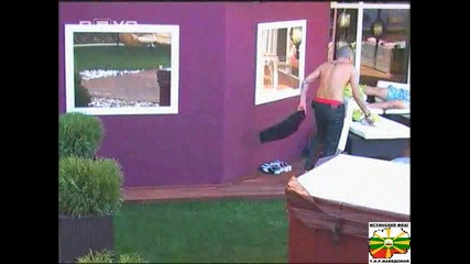 Умберто Напада Хранатя На Кучето - Big Brother 4 - 04 11 2008