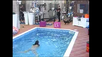 Черната Златка плува в басейна / Big Brother All Stars 2013
