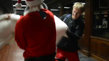 Дядо Коледа се бие с хората с възлгавници