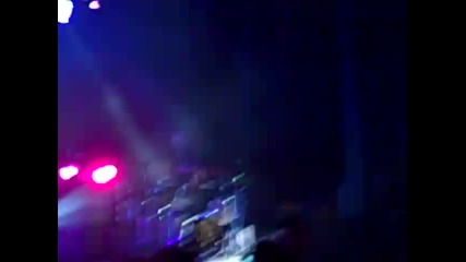 Джо взима камерата на фенка по време на концерт - Year 3000 