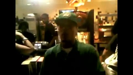 T.i. изненадва феновете в киното. Купува билети и храна за всички. 