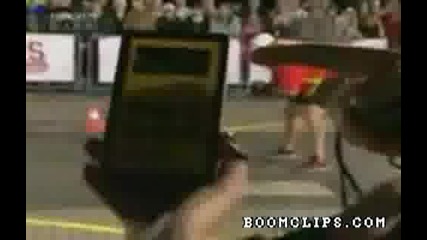 Световен рекорд човек държи lamborgini diablo на едно място 7 секунди