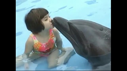 Деца играят с делфини 