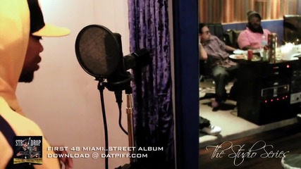 Lo - Boy - Bounce (in Studio Performance) 