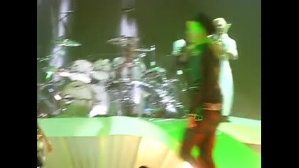 No Doubt - Stand And Deliver (live) Featuring Paramore and The Sounds 