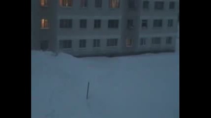 Скок от шест етажа в снега - Магадански развлечения 