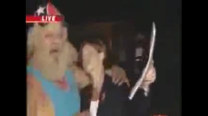 Репортерка отнася страстна целувка 