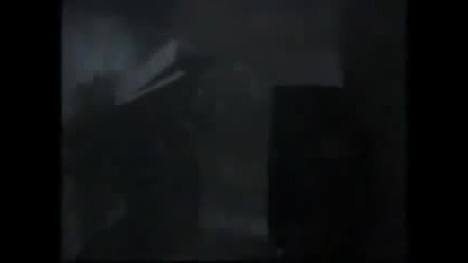 Смях ! Щатски полицаи взривяват входна врата