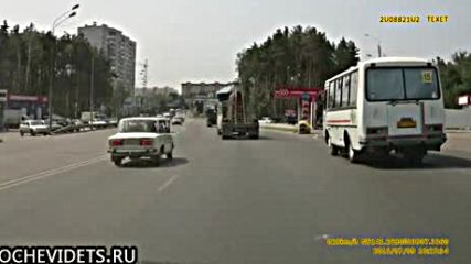 Руски шофьор с Лада прави брилянтен финт в кофти ситуация!