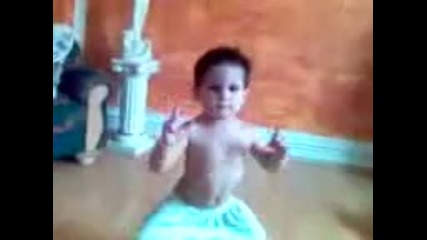 Чаровен мъник танцува Hip hop - Забавно :) 