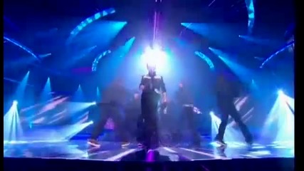 Страхотно изпълнение на Джъстин Бийбър в X Factor през 2010 (somebody To Love и Baby)