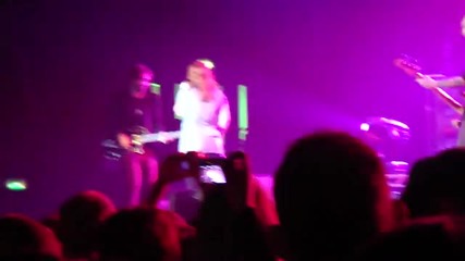 Kelly Clarkson Walk Away Live Wembley February 2010 