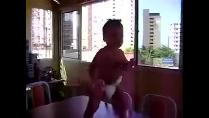 Бебе прави бразилският танц Самба 